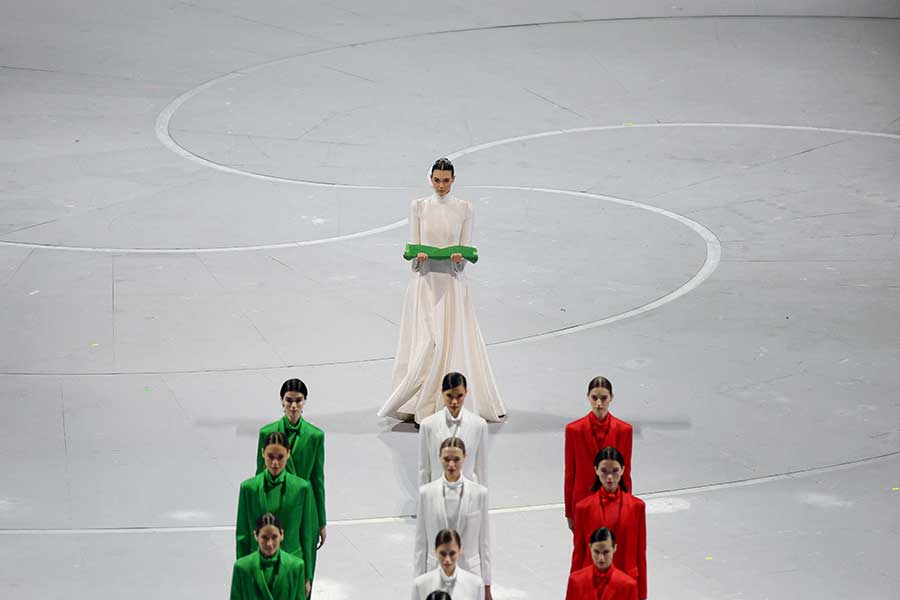 ミラノ・コルティナ五輪の開会式に登場したヴィットリア・チェレッティ（奥）【写真：ロイター】