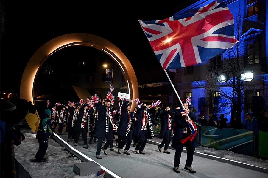 ミラノ・コルティナ五輪開会式で行進するイギリス【写真：ロイター】