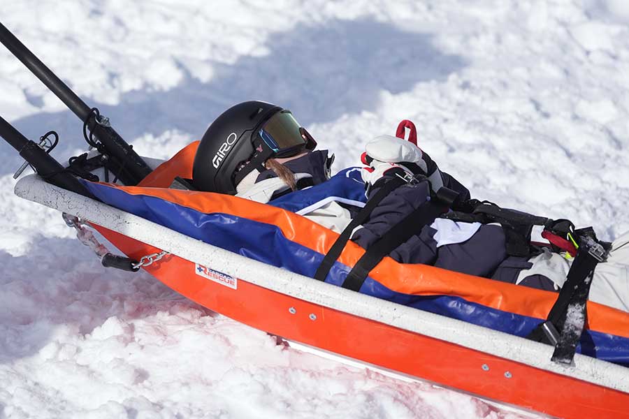 練習中に転倒し、担架で運ばれる近藤心音【写真：AP/アフロ】