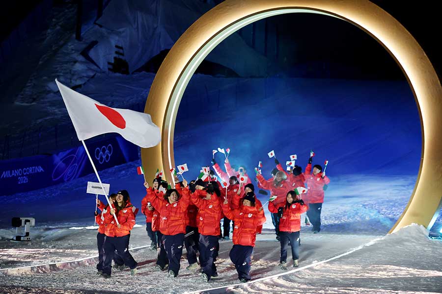 開会式に登場した日本代表【写真：ロイター】