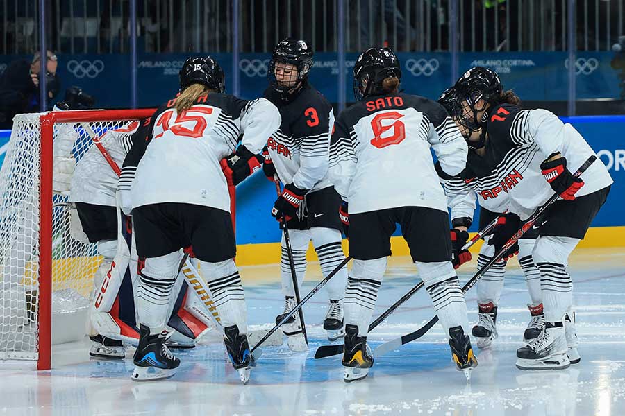 アイスホッケー女子1次リーグ、ドイツと対戦した日本代表【写真：ロイター】