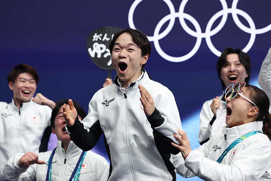 高得点にキスクラで歓喜する鍵山優真【写真：ロイター】