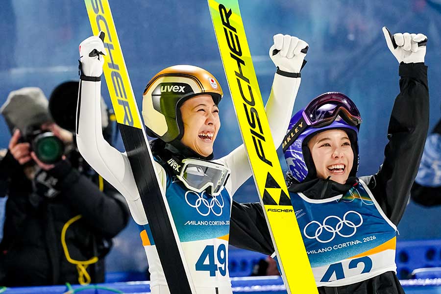 最終ジャンプを終えて歓喜する丸山希（左）と高梨沙羅【写真：AP/アフロ】