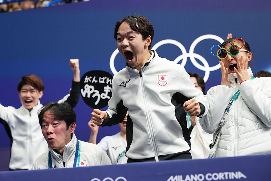 鍵山優真（中央）の隣で大喜びした坂本花織（右）【写真：AP/アフロ】