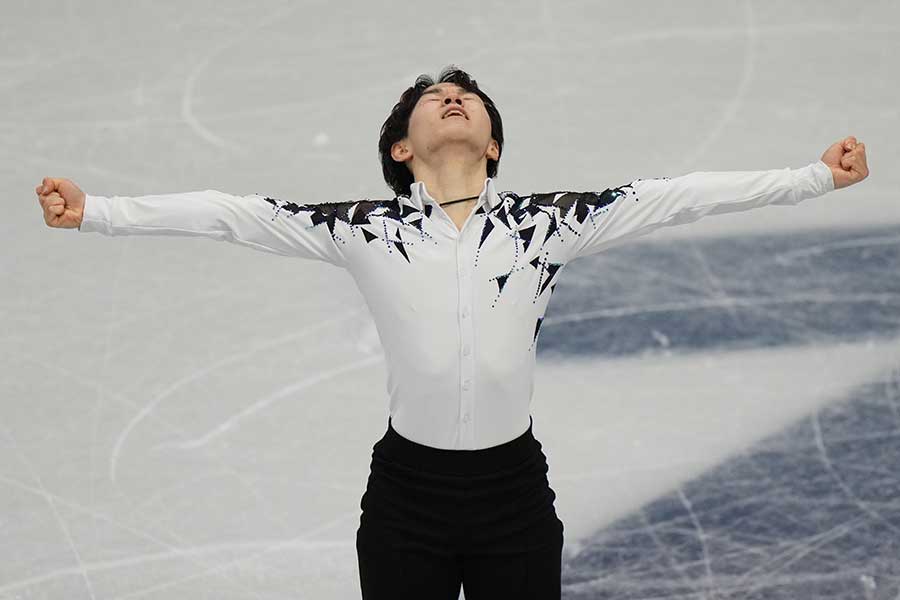 フィギュアスケート団体戦の男子SPで1位になった鍵山優真【写真：AP/アフロ】