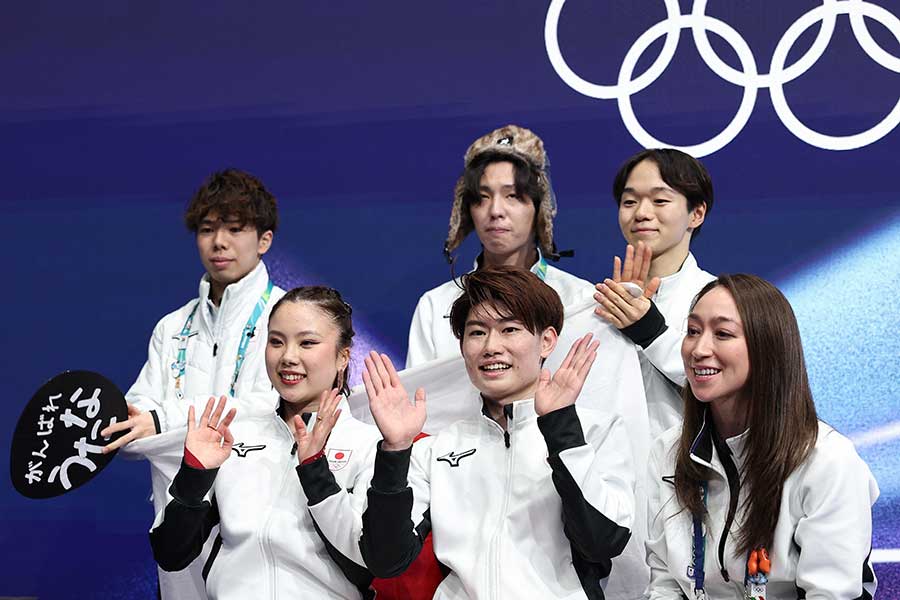 アイスダンス・フリーを終えてキスクラで笑顔を見せる吉田唄菜・森田真沙也組（下段左・中央）【写真：ロイター】