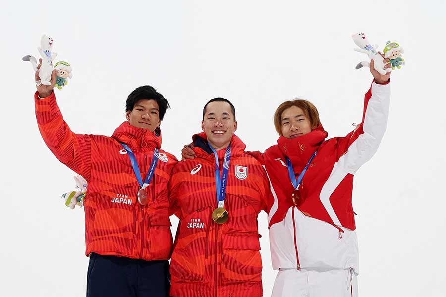 スノーボード男子ビッグエアの木俣椋真、木村葵来、スー・イーミン（左から）【写真：ロイター】