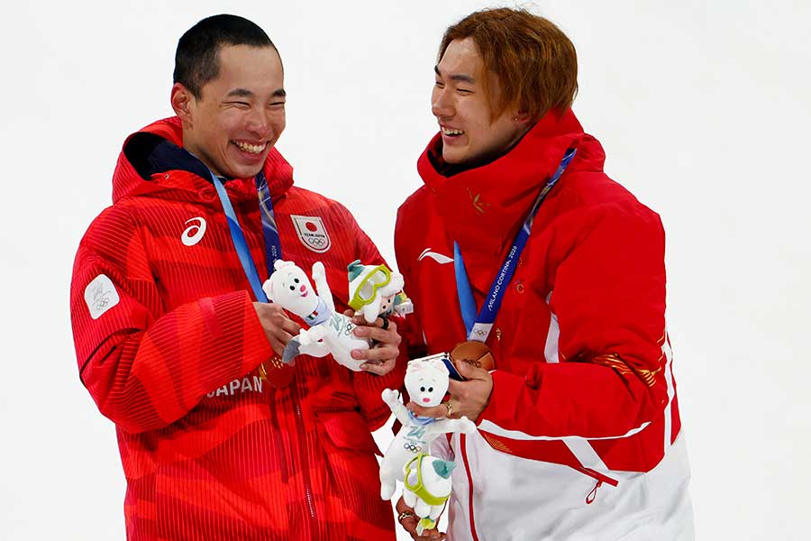 スノーボード男子ビッグエアで金の木村葵来（左）と銀の木俣椋真【写真：ロイター】