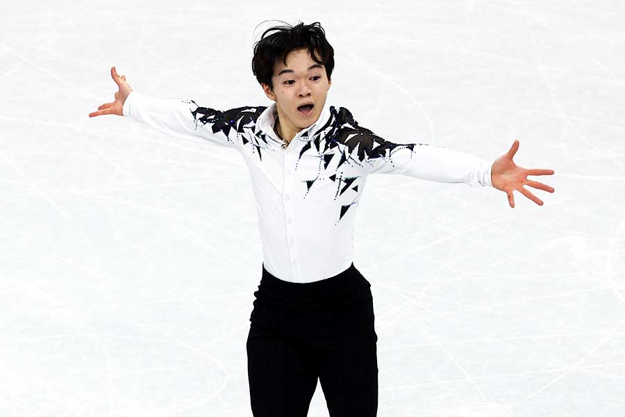 男子ショートプログラムで1位となった鍵山優真【写真：ロイター】
