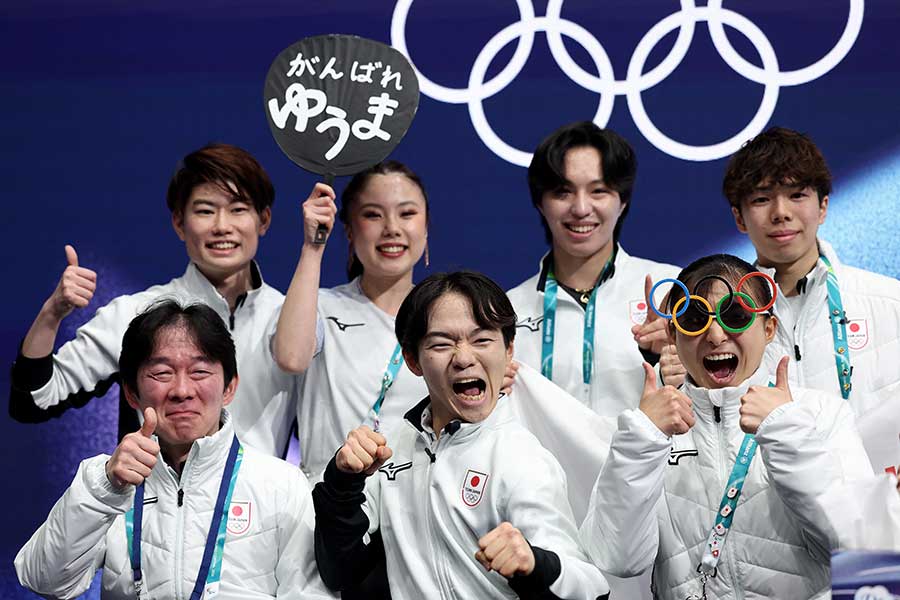 キスアンドクライで歓喜する日本選手ら【写真：ロイター】