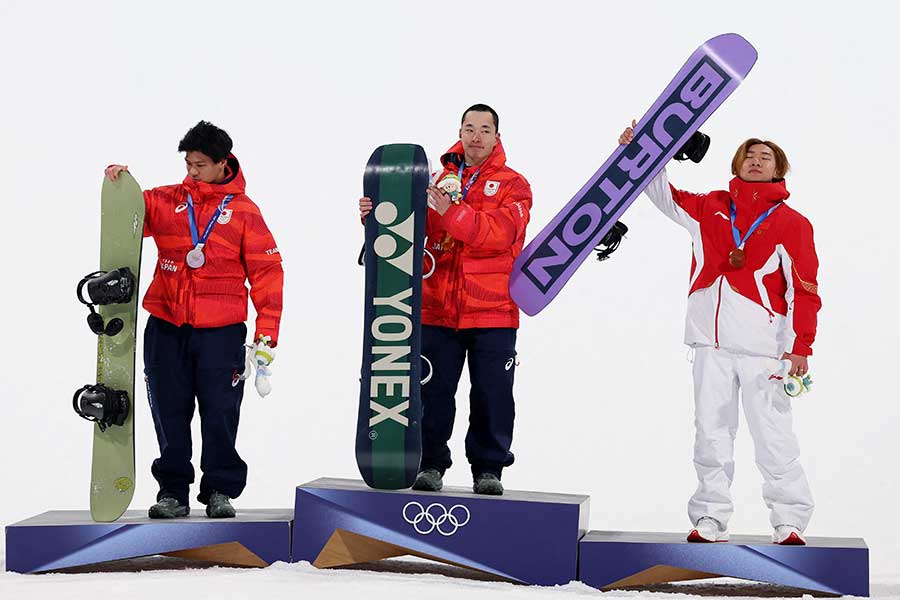 スノーボード男子ビッグエアで優勝した木村葵来（中央）と木俣椋真（左）【写真：ロイター】