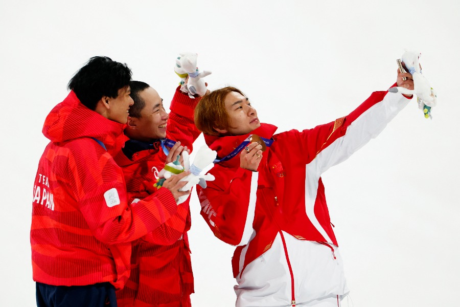 スノーボード男子ビッグエアのメダリスト・木俣椋真、木村葵来、スー・イーミン（左から）【写真：ロイター】