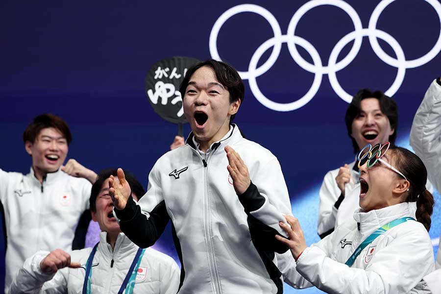 高得点にキスクラで歓喜する鍵山優真【写真：ロイター】