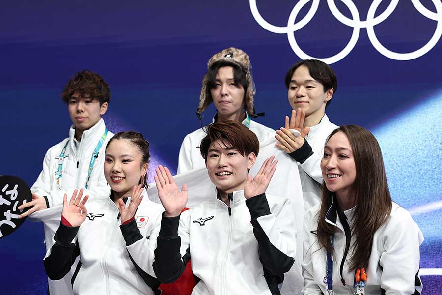 アイスダンス・フリーを終えてキスクラで笑顔を見せる吉田唄菜・森田真沙也組（下段左・中央）【写真：ロイター】