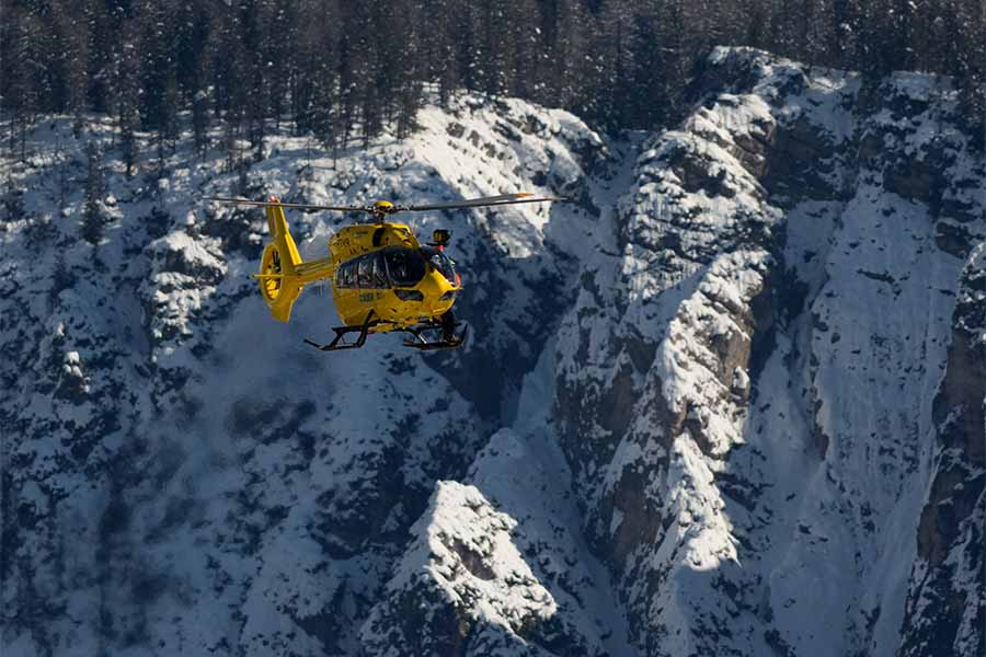 転倒したボンの救出に向かうヘリコプター【写真：Imagn/ロイター/アフロ】