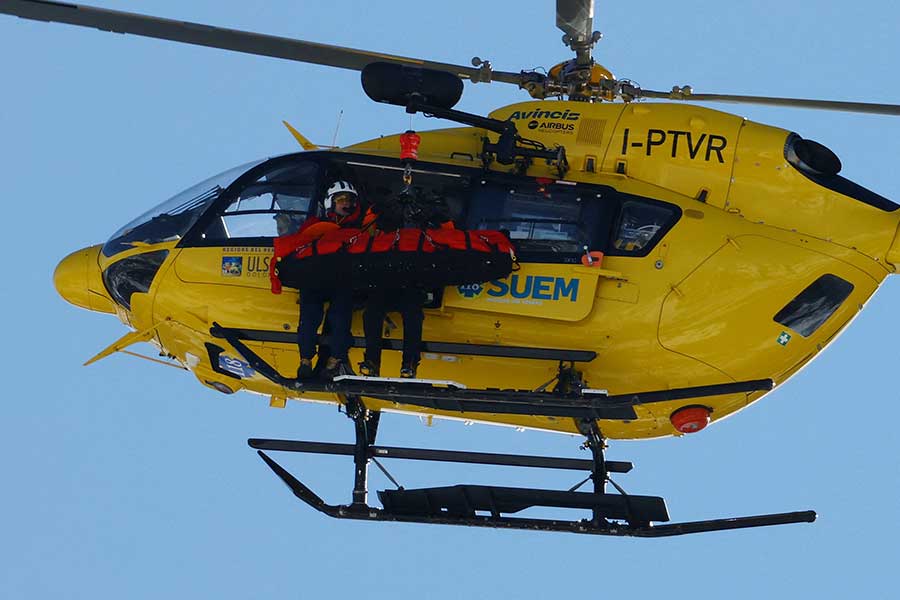 アルペンスキー女子滑降でヘリコプターが出動する事態となった【写真：ロイター】