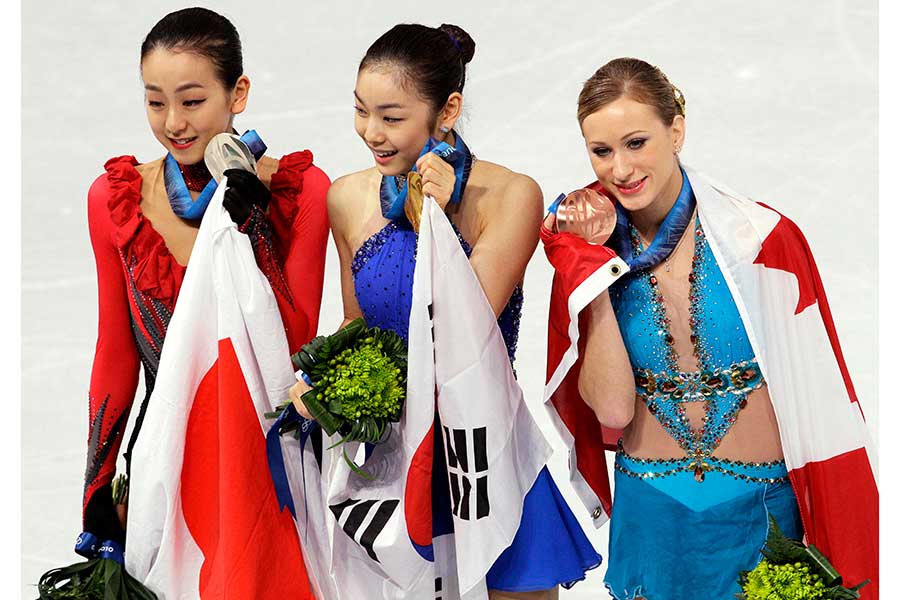 バンクーバー五輪で銅メダルを獲得したジョアニー・ロシェット（右）【写真：AP/アフロ】