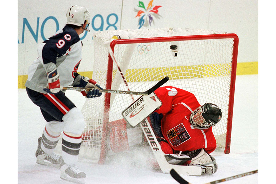 長野大会の準々決勝で米国代表（左）はチェコ代表に敗れた（1998年2月18日撮影）【写真：ロイター/アフロ】