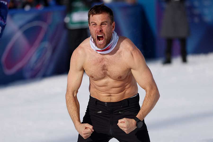 優勝に歓喜して上裸になるベンヤミン・カール【写真：ロイター】