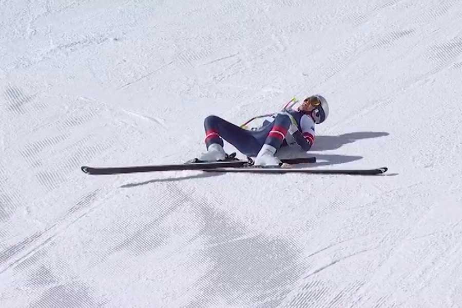 8日の女子滑降で転倒し、その場で立ち上がれなくなったリンゼイ・ボン【写真：ロイター】