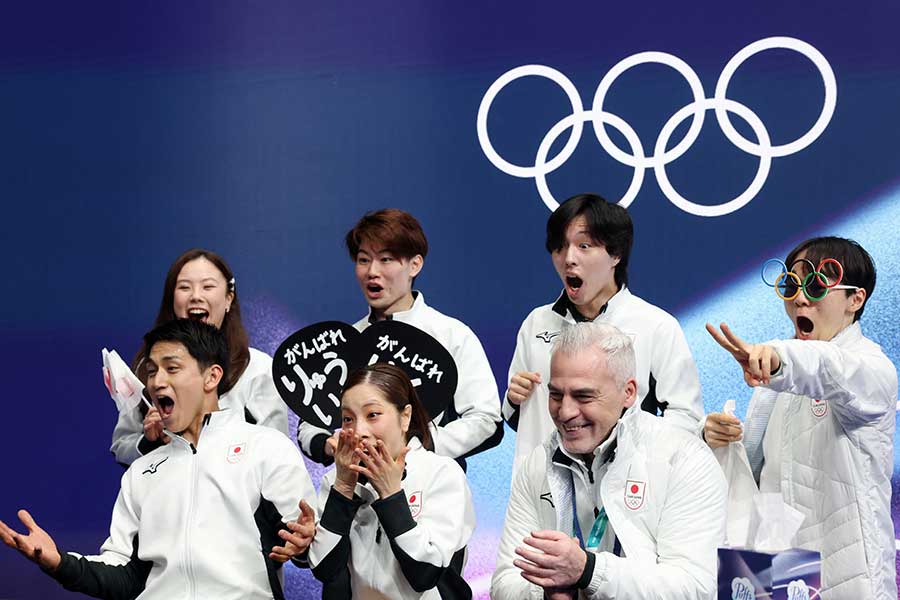 三浦璃来・木原龍一組（下段中央・右）の高得点に驚く日本チーム【写真：ロイター】