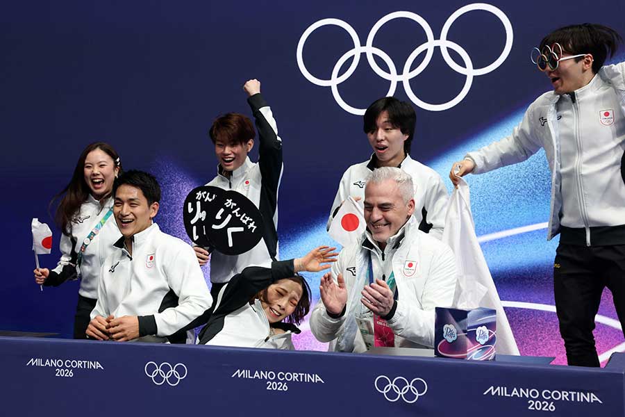 高得点に驚くあまりキスクラで転ぶ三浦璃来（下段中央）【写真：ロイター】