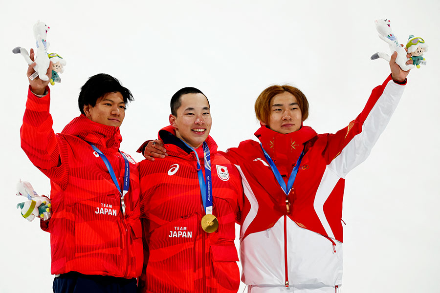 スノーボード男子ビッグエアの木俣椋真、木村葵来、スー・イーミン（左から）【写真：ロイター】