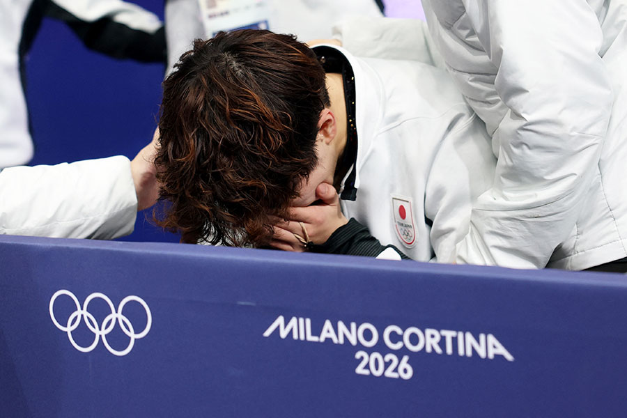 点数を見て、顔を手で覆って涙する佐藤駿【写真：ロイター】