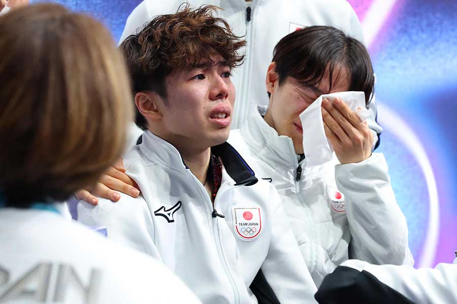 フィギュアスケート団体の男子フリーで好演した佐藤駿（中央）【写真：スポーツ報知/アフロ】