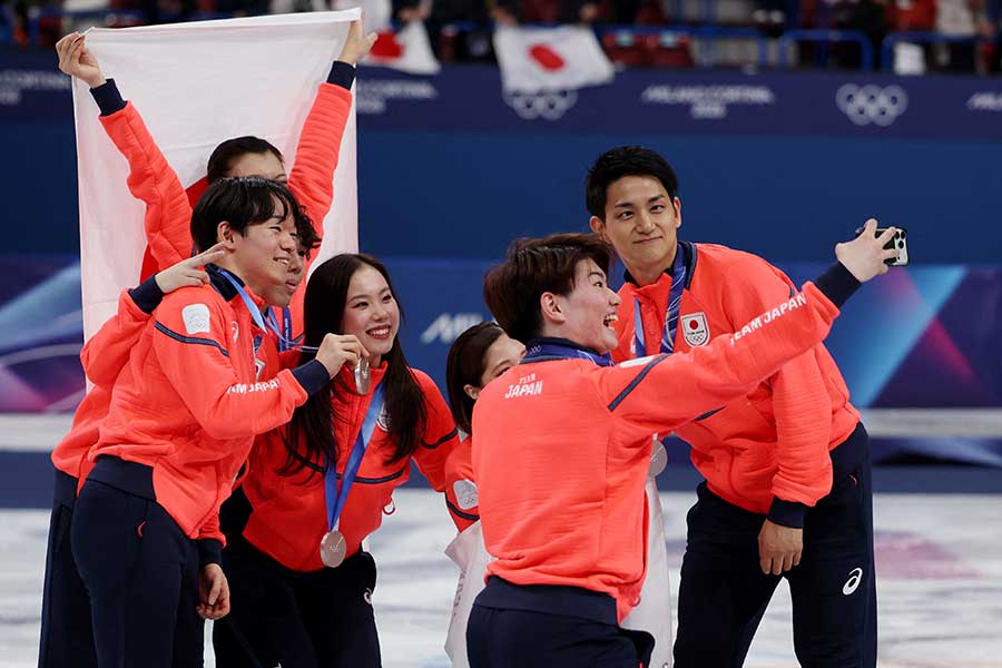 2大会連続で銀メダルを獲得した日本代表【写真：ロイター】