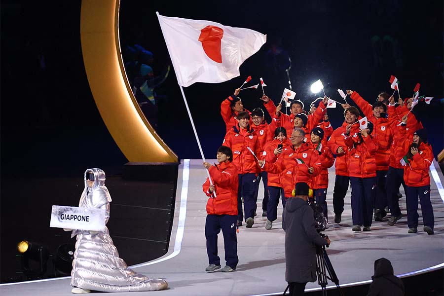 開会式でスタジアムに入場する日本【写真：ロイター】