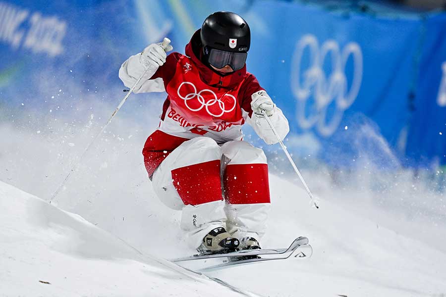 星野さんは物価高や雪不足など、冬季スポーツを取り巻く環境に変化を感じている【写真：松尾/アフロ】