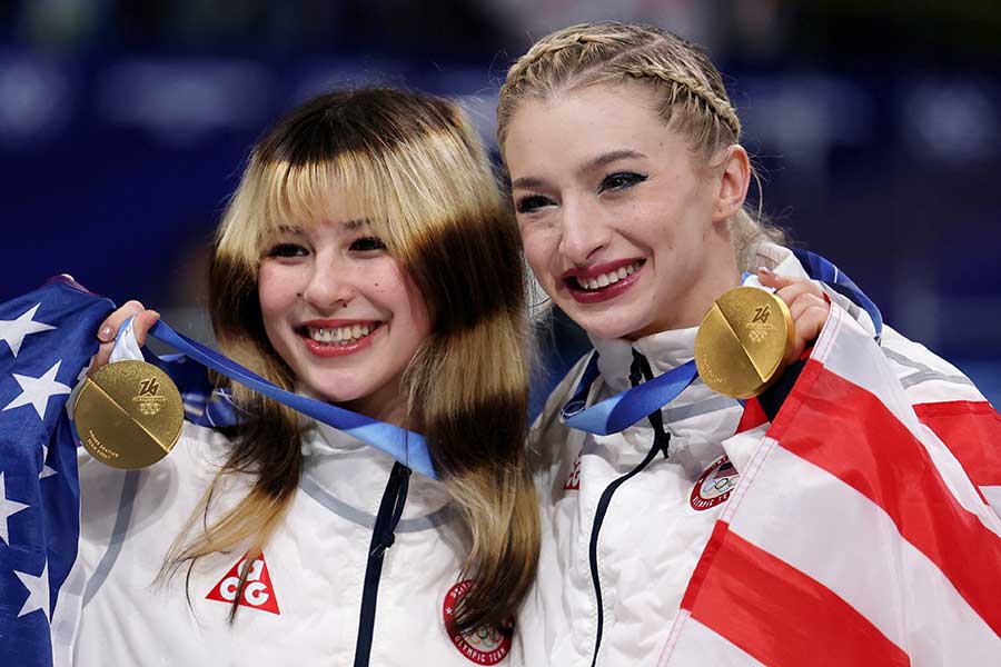 フィギュア団体で金メダルを獲得したアリサ・リウ（左）【写真：ロイター】