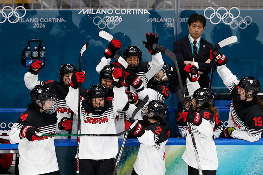 判定が覆って日本の得点が認められた瞬間、歓喜するアイスホッケー日本代表【写真：ロイター】
