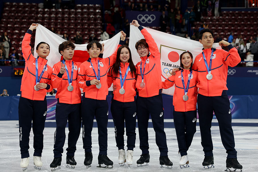 フィギュアスケート団体戦で銀メダルを獲得した日本代表【写真：ロイター】