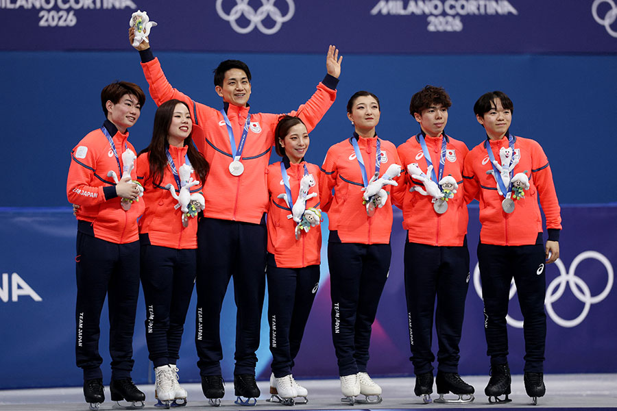 フィギュアスケート団体戦で銀メダルを獲得した日本チーム【写真：ロイター】