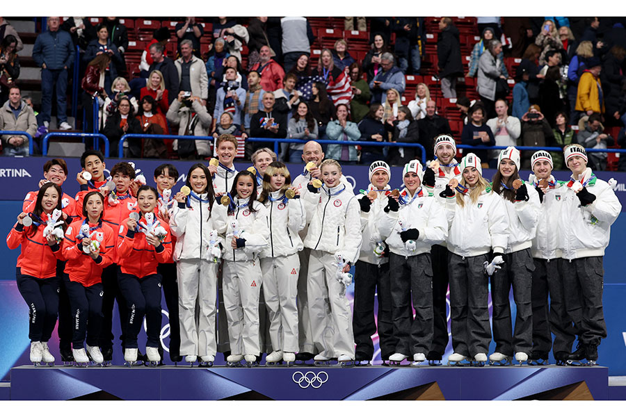 フィギュアスケート団体戦の表彰式で日本選手の胸元に注目が集まった【写真：ロイター】