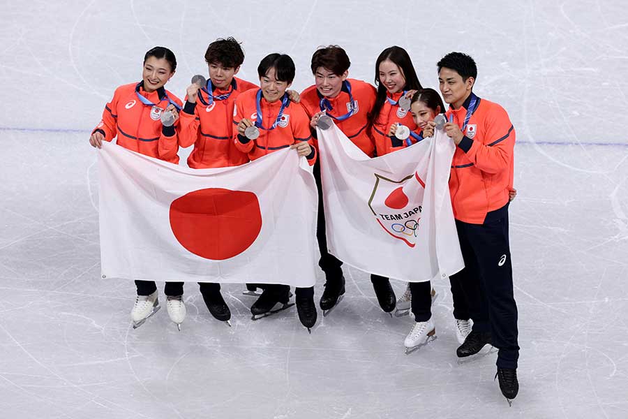 フィギュアスケート団体戦で銀メダルを獲得した日本代表【写真：ロイター】