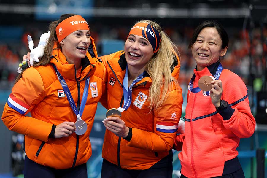 女子1000メートルで銅メダルを獲得した高木美帆（右）【写真：ロイター】