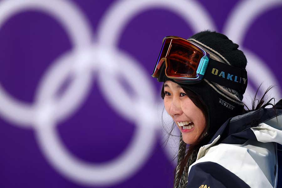 女子ビッグエア決勝、1回目で大技を成功させて笑顔の村瀬心椛【写真：ロイター】