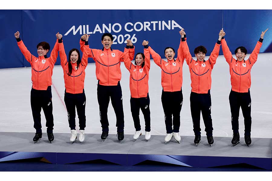 フィギュア団体で銀メダルを獲得し、表彰台に乗った日本代表【写真：ロイター】