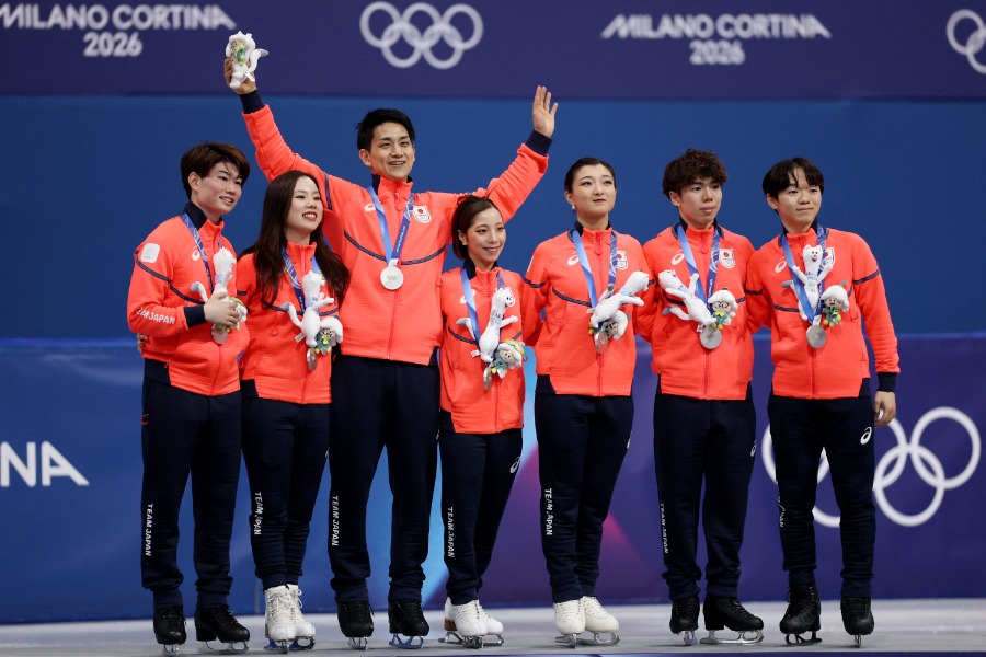 フィギュア団体で銀メダルを獲得し、表彰台に乗った日本代表【写真：ロイター】