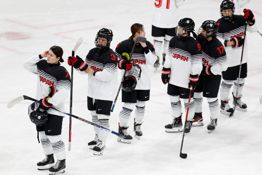 イタリア戦を戦ったアイスホッケー日本女子代表【写真：ロイター】