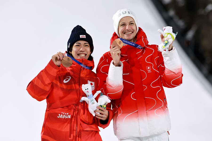 ノルディックスキー・ジャンプ男子ノーマルヒル銅メダルを獲得した二階堂蓮（左）【写真：ロイター】