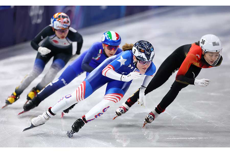 準々決勝進出を決めた金井莉佳（左奥）【写真：ロイター】