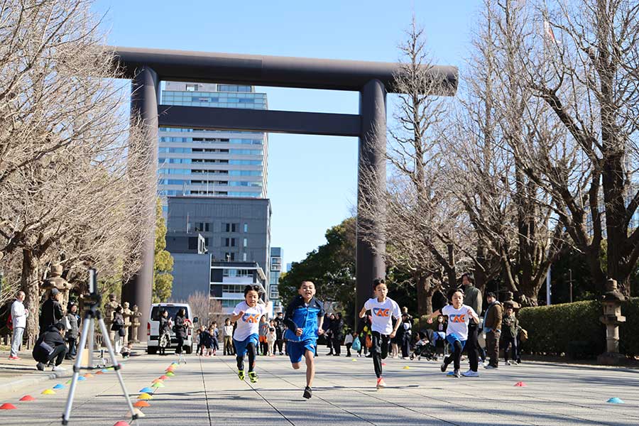 子どもたちが靖国神社の参道を全力で駆け抜けた【写真：平野貴也】