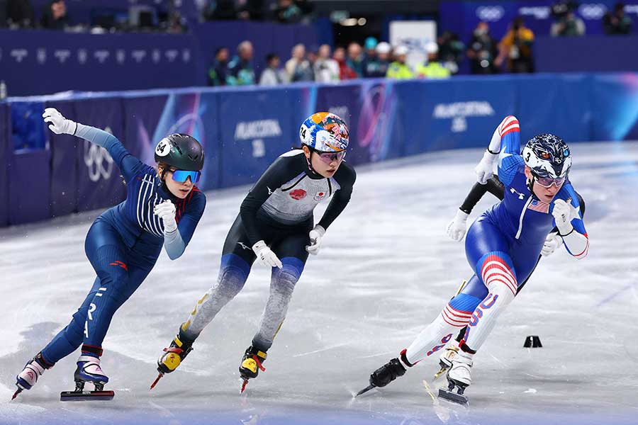 失格となり、準々決勝敗退となった日本代表（中央）【写真：ロイター】
