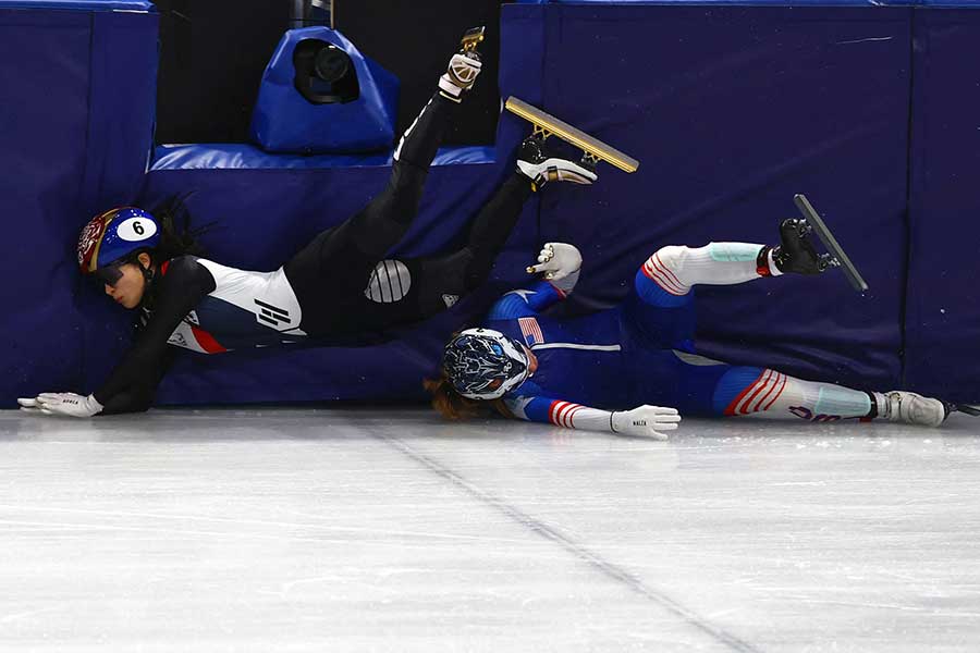 米国代表（右）を避けきれずに転倒する韓国代表【写真：ロイター】