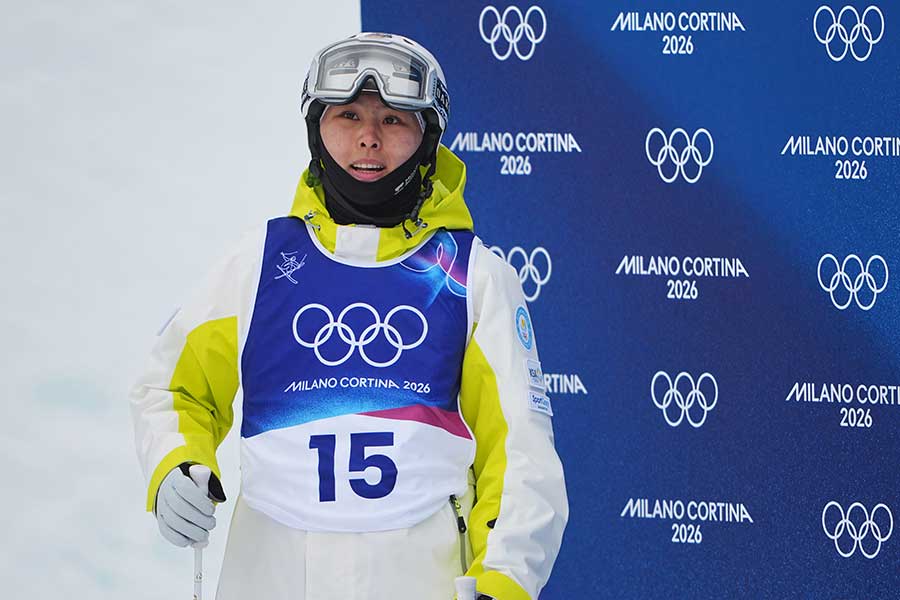 フリースタイルスキー女子モーグルの予選に登場したアヤウリム・アムレノア【写真：AP/アフロ】
