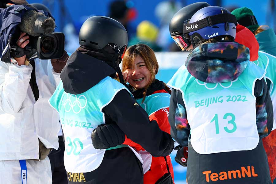北京五輪の女子ビッグエアで岩渕麗楽（中央）を称える各国の選手たち【写真：ロイター/アフロ】